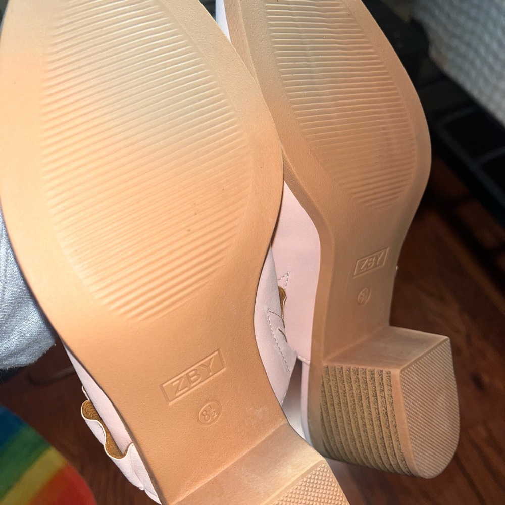 Chic Blush Ruffle‎ Slip-On Mules - Picture 6 of 7